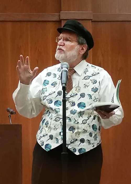 Scott Davis Performing Chanukah Tales from Oykvetchnik